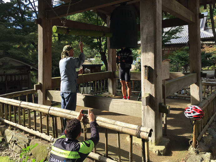 Suzuki-san in the Bell -- Ushio Kannon Temple (牛尾観音) -- Kyoto, Japan -- Copyright 2016 Jeffrey Friedl, http://regex.info/blog/