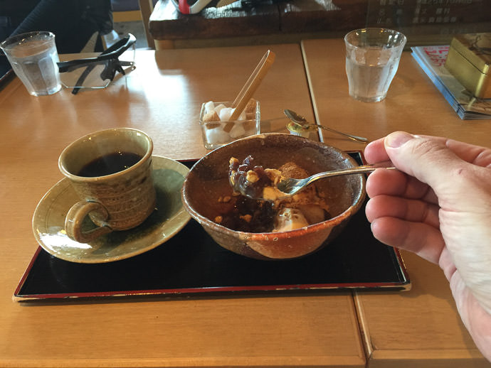 Tasty Snack in progress -- 茶丈藤村 (Sajo Towson) -- Otsu, Shiga, Japan -- Copyright 2016 Jeffrey Friedl, http://regex.info/blog/