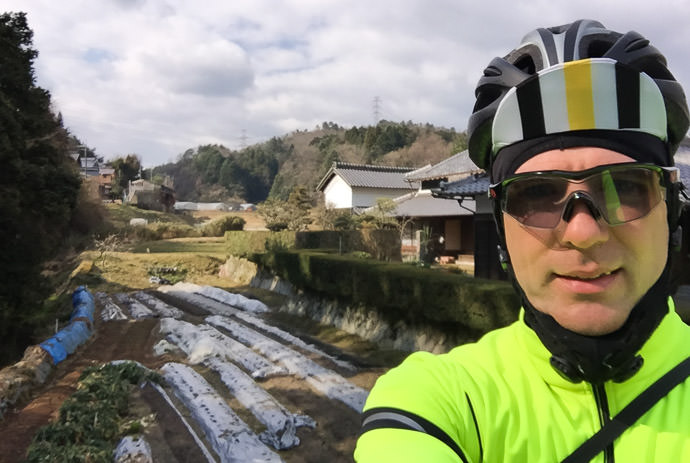 Halfway To the Halfway Spot at one of the many small villages along the way -- Ibaraki, Osaka, Japan -- Copyright 2017 Jeffrey Friedl, http://regex.info/blog/