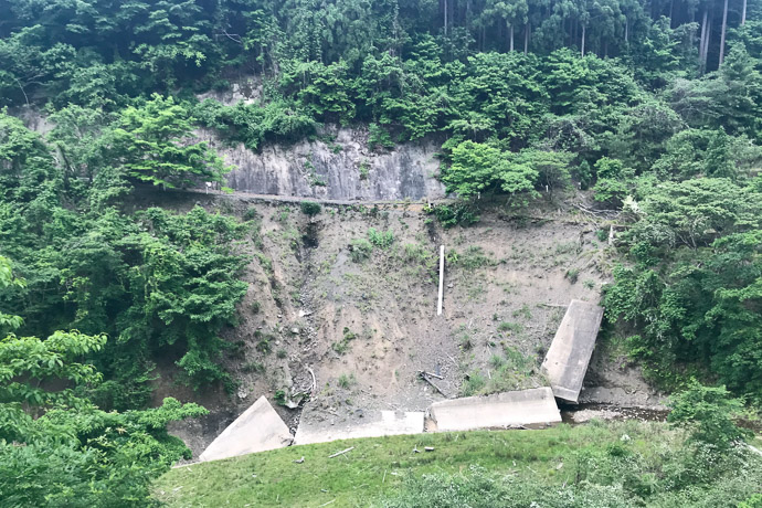 View of the Fallen Road from across the ravine -- Nantan, Kyoto, Japan -- Copyright 2018 Jeffrey Friedl, http://regex.info/blog/