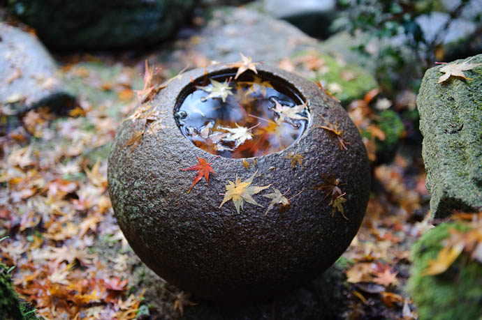 Copyright 2009 Paul Barr -- Nishimura Stone Lanterns -- Kyoto, Japan